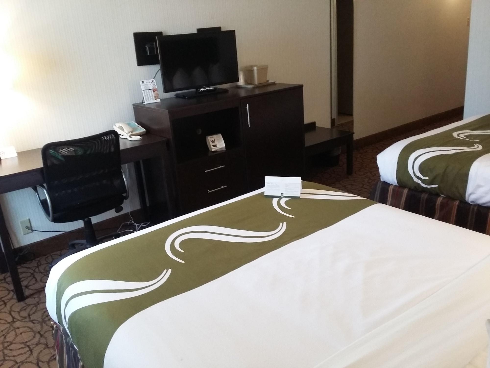 Quality Inn & Suites Escanaba North Exteriör bild